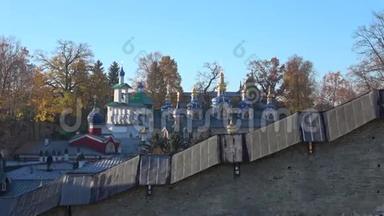 普斯科夫-佩切斯克修道院的住宅，10月上午。 佩乔里，俄罗斯